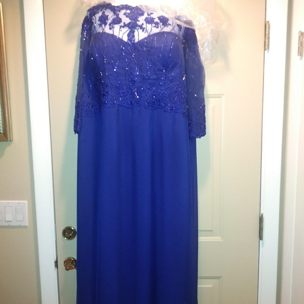 ⬇️Gorgeous Evening Dress⬇️